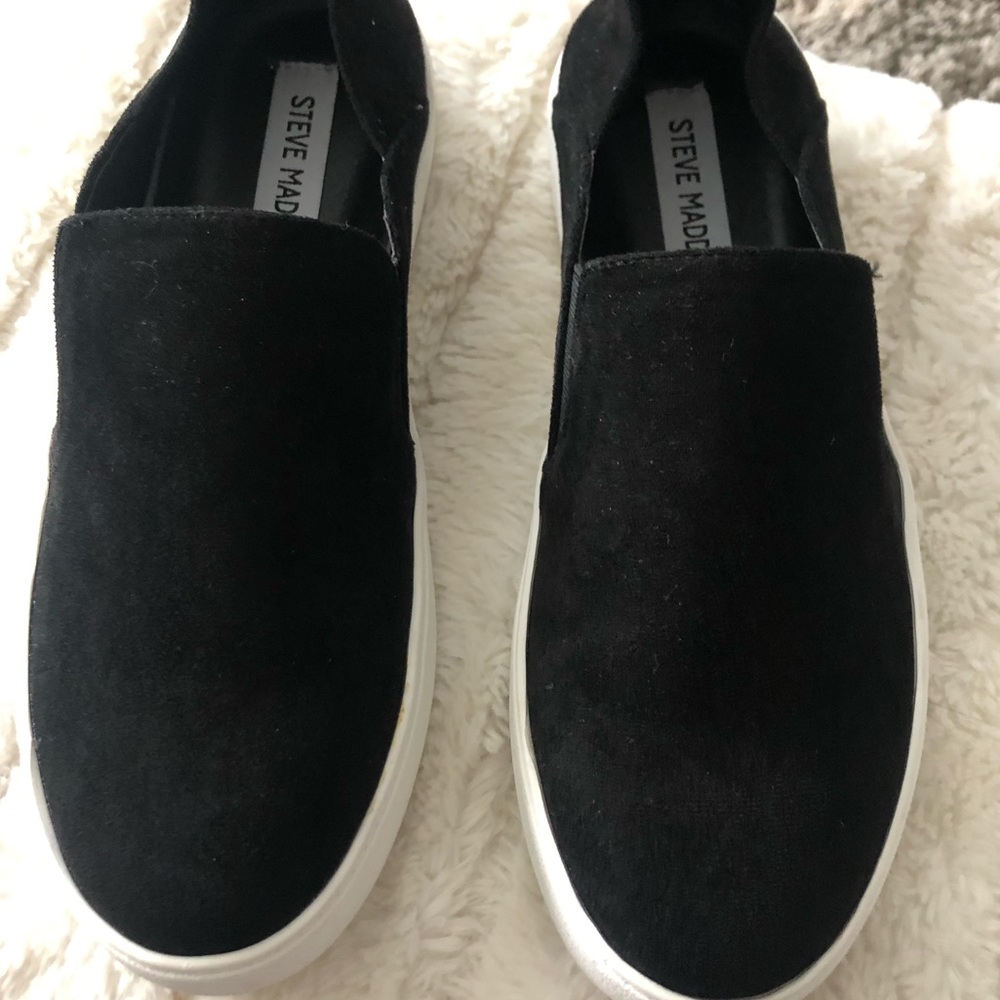 Steve Madden Black Slip On’s